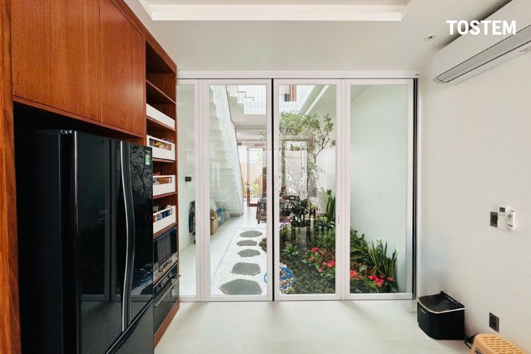 Mẫu cửa xếp trượt 4 cánh nhôm kính đẹp, hiện đại cho nhà phố