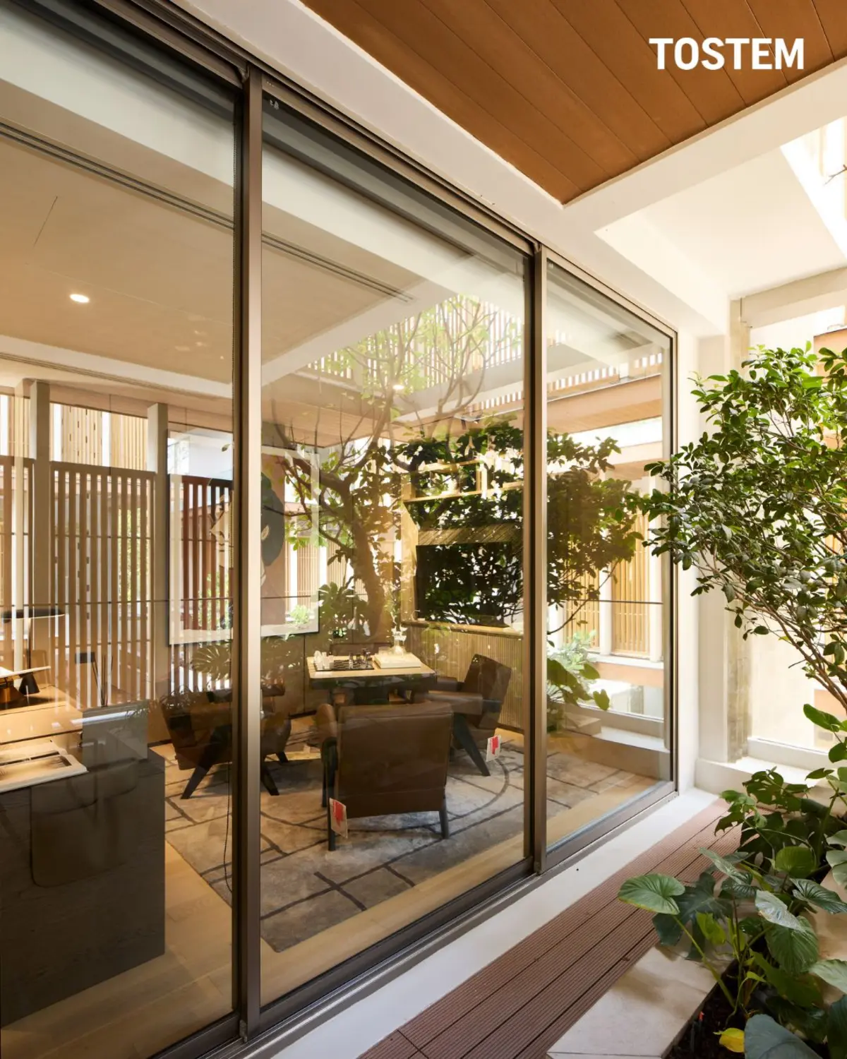 Cửa nhôm TOSTEM giúp chống nóng tối ưu cho ngôi nhà hướng Đông.