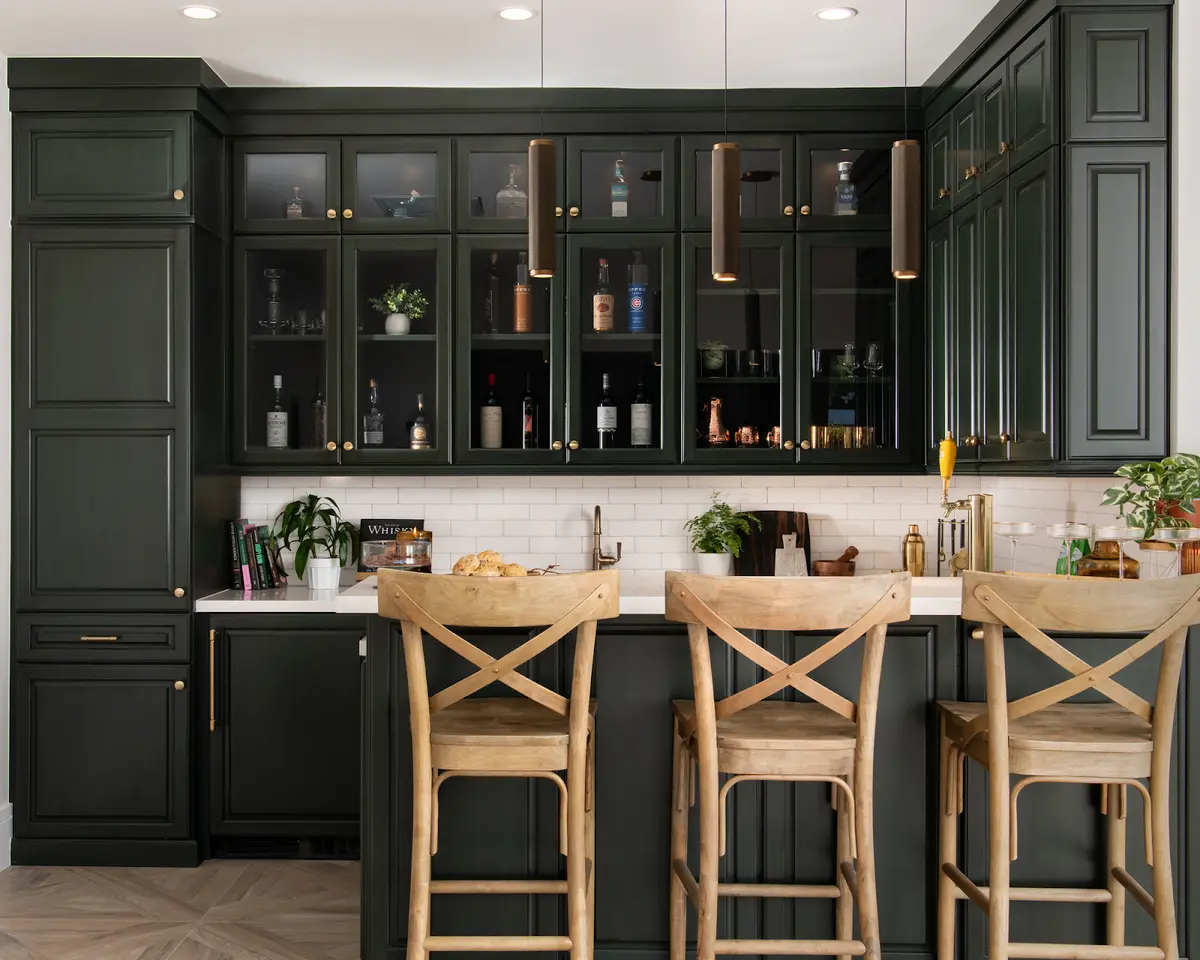 Một quầy bar nhỏ hoặc hệ tủ kệ giúp che chắn hoặc trưng bày