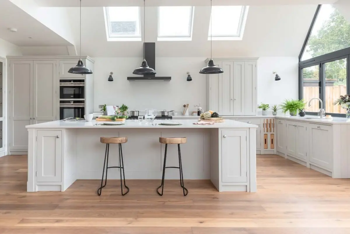 Nên đặt bếp cách bồn rửa ít nhất 60cm hoặc bố trí theo hình chữ L