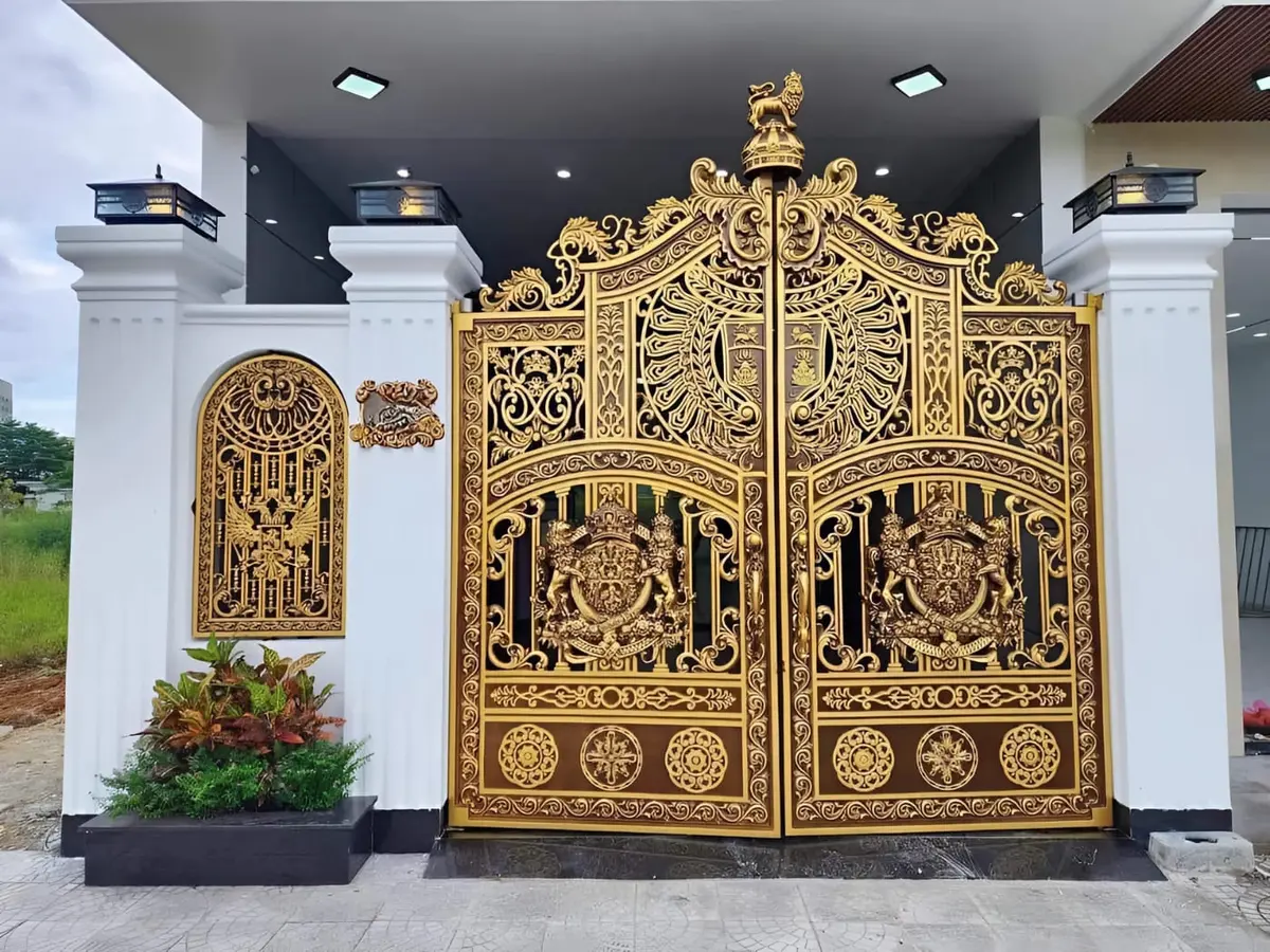 Cổng dành cho nhà phố và nhà ống thường được thiết kế với chiều rộng từ 2,5 - 3,5m