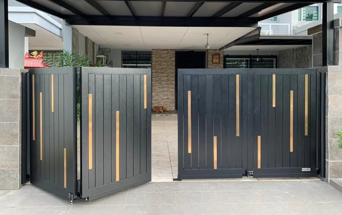 Cửa cổng bốn cánh cân bằng tạo điểm nhấn sang trọng và bề thế