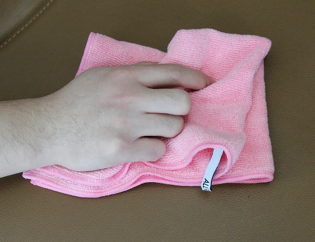 Giẻ khô microfiber có khả năng thấm hút mạnh, lau nhanh