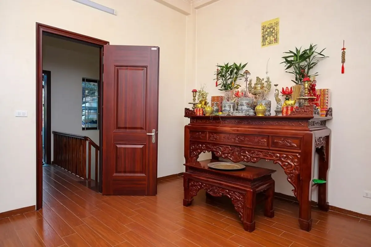 Mẫu cửa phòng thờ gỗ 1 cánh hiện đại