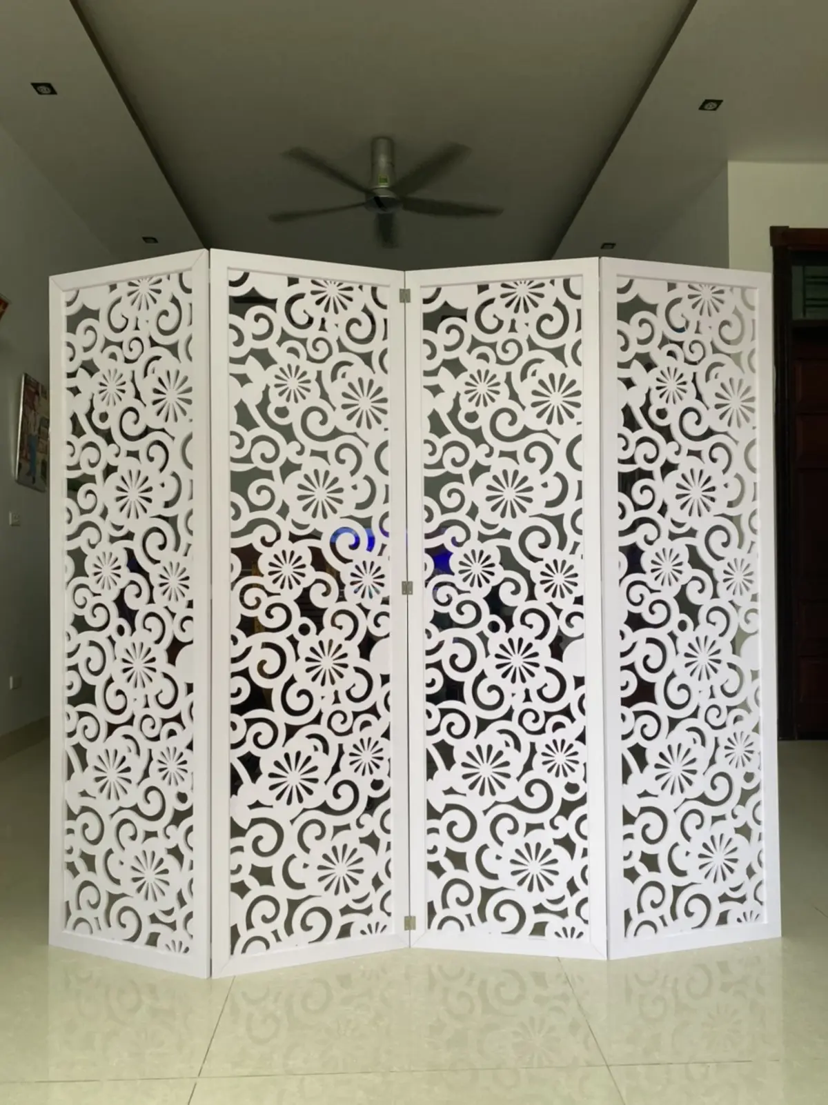 Mẫu cửa phòng thờ nhựa đơn giản, thanh lịch