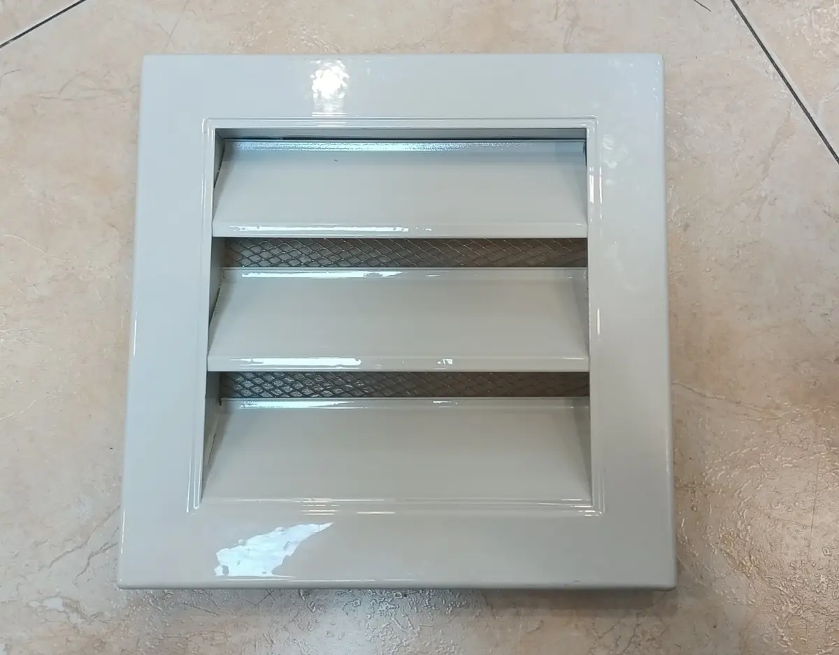 Nhà vệ sinh nhỏ nên sử dụng cửa thông gió có chiều cao từ 300 - 450mm