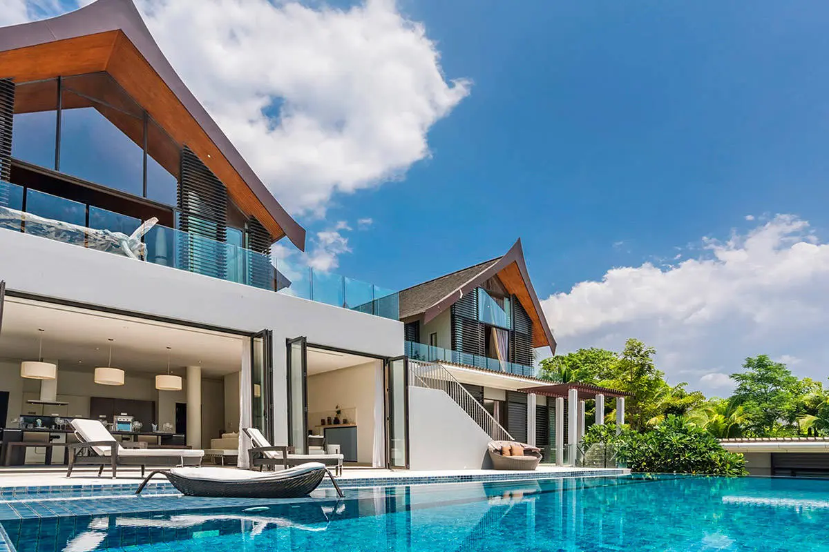 Mẫu nhà mái Thái 2 tầng có hồ bơi ngoài trời
