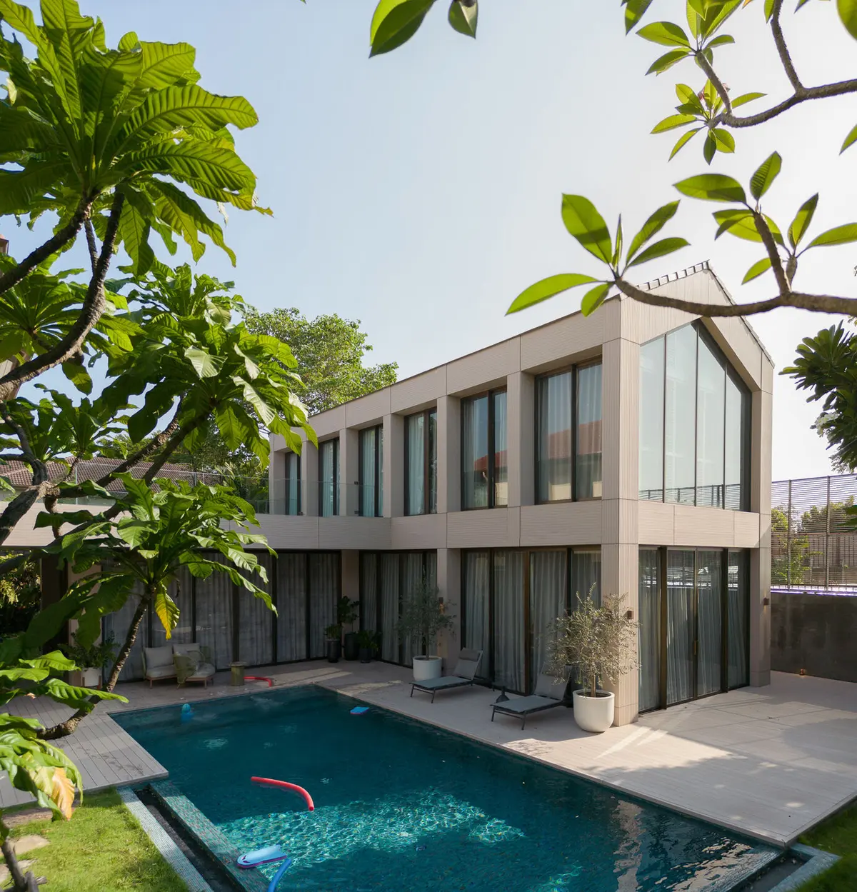 Mẫu nhà mái Thái 2 tầng có hồ bơi 