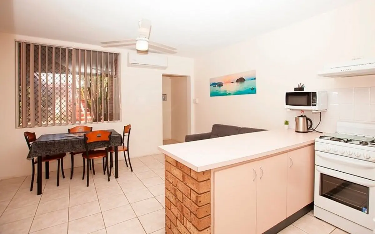 Khi bếp đối diện cửa chính, dòng khí đi thẳng vào nhà rồi thoát ra ngoài khiến sinh khí khó tụ lại 