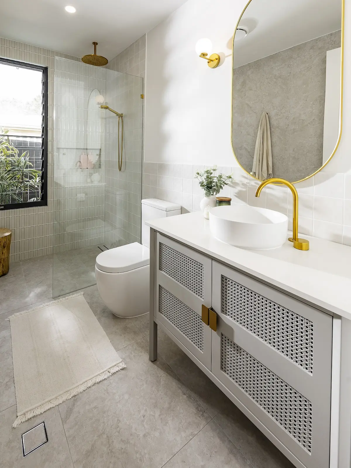 Ánh sáng nhân tạo kết hợp gương lớn giúp không gian hiện đại, tinh tế hơn.