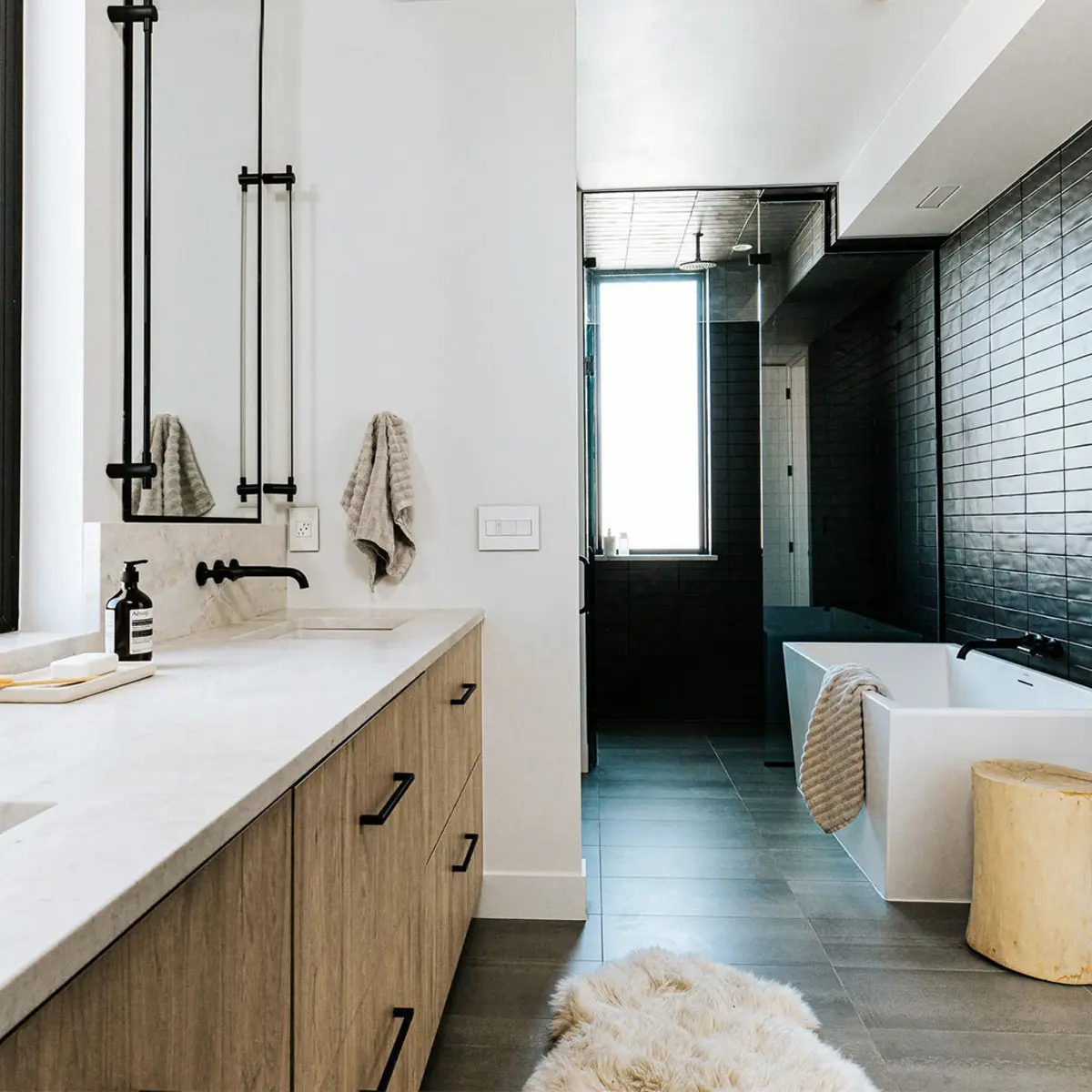 Ánh sáng tự nhiên được tận dụng hiệu quả, mang lại cảm giác rộng rãi, thoáng đãng.