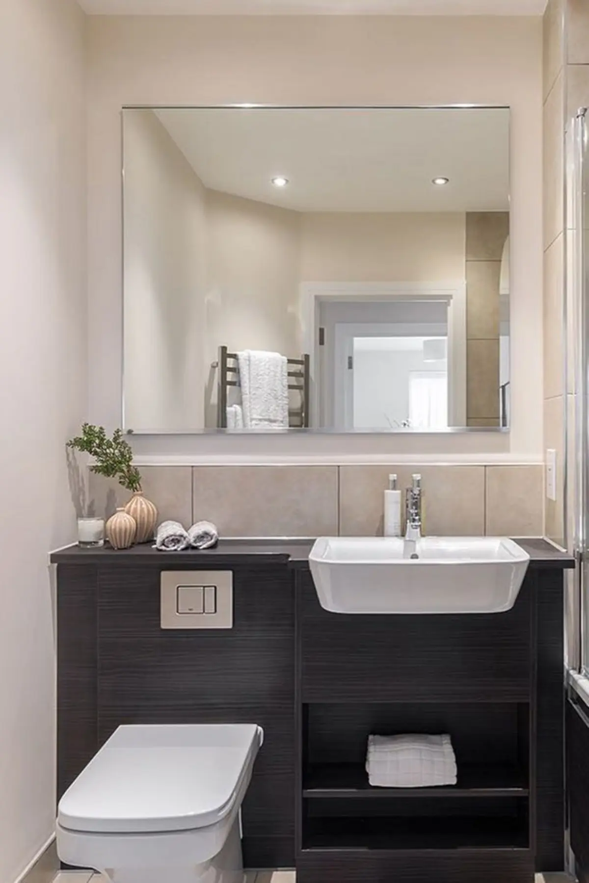 Gương lớn phản chiếu ánh sáng tự nhiên, tạo cảm giác phòng vệ sinh rộng rãi, thoáng.