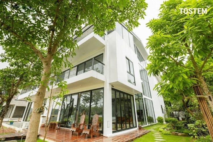 Thiết kế nhà vườn ấn tượng với hệ cửa nhôm kính TOSTEM cao cấp