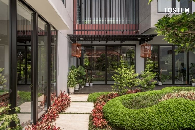 Mẫu cửa đi nhôm kính TOSTEM tạo không gian thông thoáng dành cho nhà vườn hiện đại