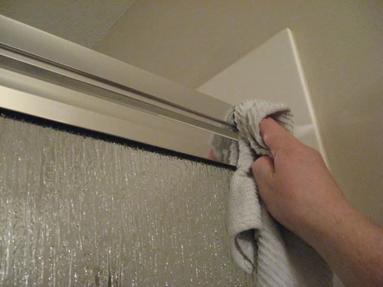 Các dung dịch vệ sinh cửa nhôm kính nhẹ nhàng cho vết bẩn thông thường
