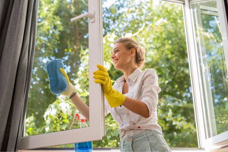 Sử dụng dung dịch vệ sinh cửa nhôm kính chuyên dụng hiệu quả cho vết bẩn cứng đầu