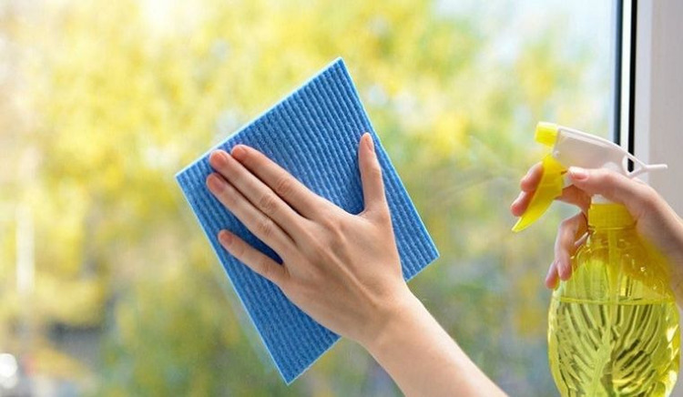 Cách dùng dung dịch vệ sinh phù hợp cho cửa TOSTEM