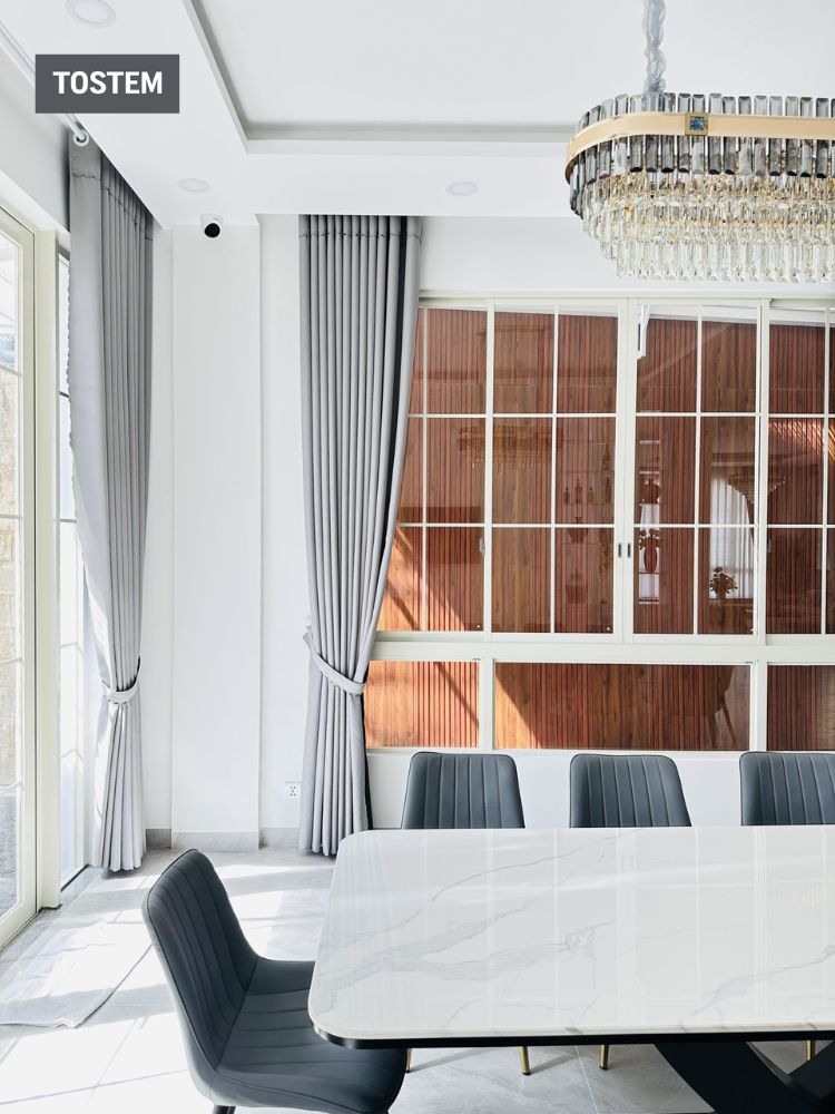 Cửa nhôm chia ô trắng đẹp, thể hiện gu thẩm mỹ tinh tế của gia chủ
