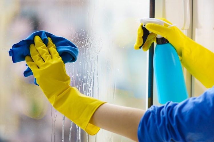 Vệ sinh cửa nhôm định kỳ để cửa bền đẹp dài lâu
