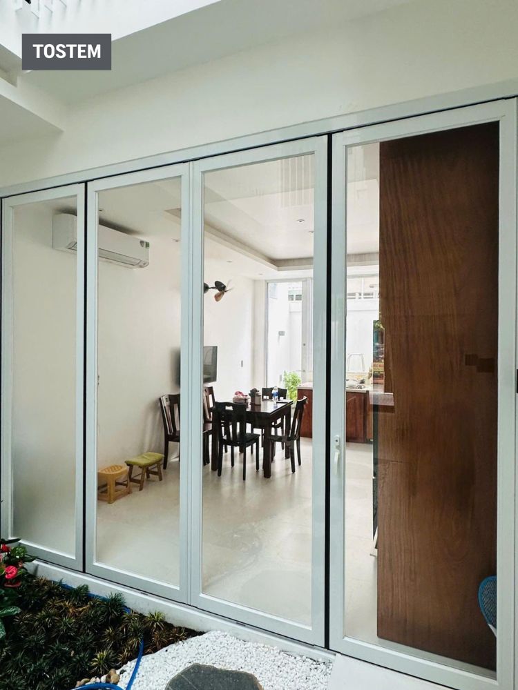 Cửa xếp trượt nhôm kính kín khít, cách âm vượt trội cho không gian sống thư giãn