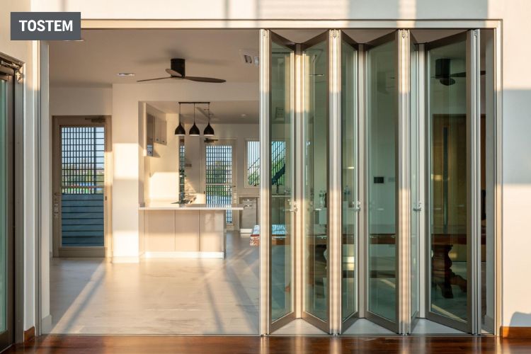 Cửa xếp trượt nhôm kính đẹp, đón sáng tự nhiên