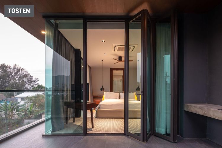 Cửa xếp trượt nhôm kính vận hành nhẹ nhàng, êm ái và hoàn toàn không gây tiếng động