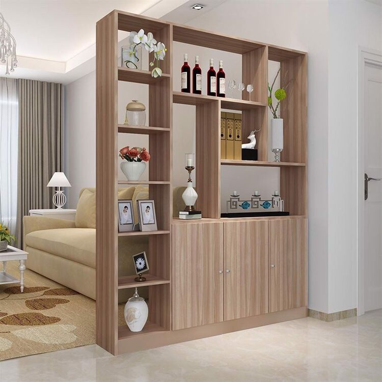 Vách ngăn phòng khách và bếp gỗ công nghiệp tận dụng làm kệ trang trí thông minh
