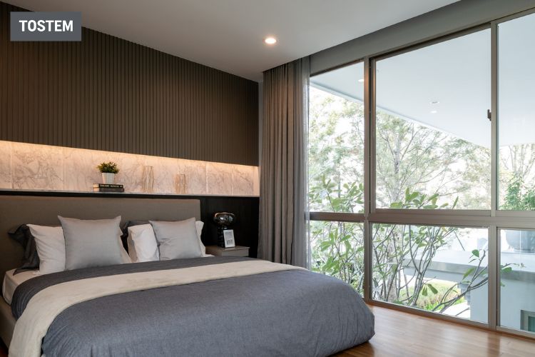 Vách cố định nhôm kính TOSTEM bền bỉ, cách âm vượt trội cho không phòng ngủ bình yên và thư giãn