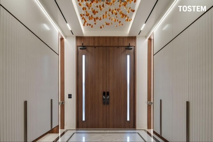 Cửa chính cách âm TOSTEM vân gỗ sang trọng cho không gian mặt tiền