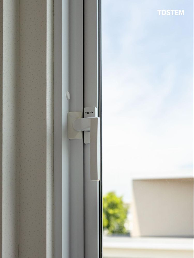 Hệ phụ kiện đồng bộ tạo sự kín khít cao, góp phần nâng cao khả năng cách âm của cửa