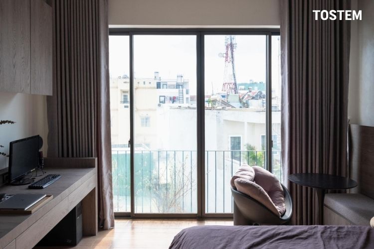 Cửa cách âm TOSTEM cho phòng ngủ kết hợp làm việc yên tĩnh và tập trung