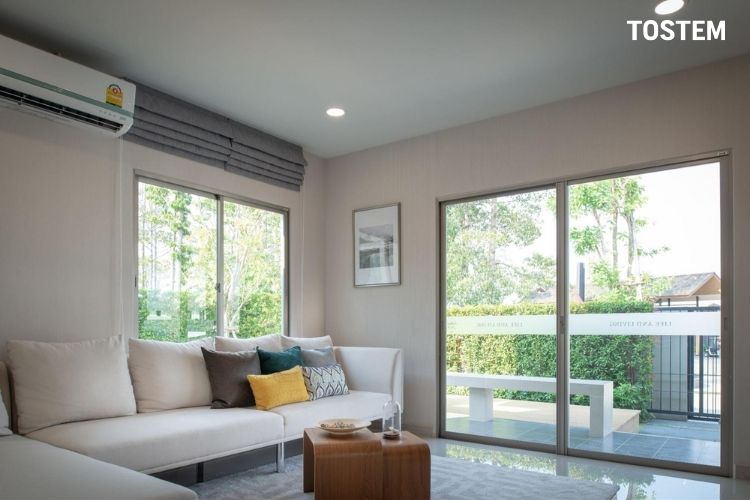 Thiết kế cửa đi nhôm lùa mở rộng tầm nhìn ra sân vườn xanh mát