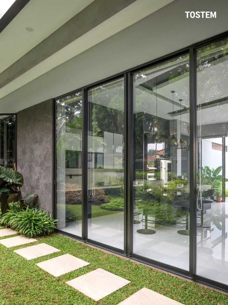 Cửa đi trượt là hệ cửa di chuyển trượt ngang trên thanh ray