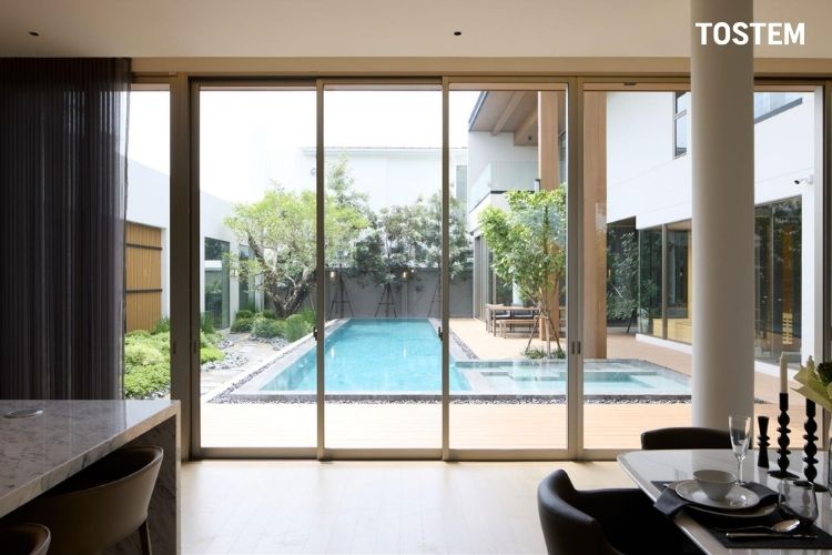 Cửa đi trượt TOSTEM kết hợp khung nhôm cao cấp và kính linh hoạt bền đẹp, hiện đại