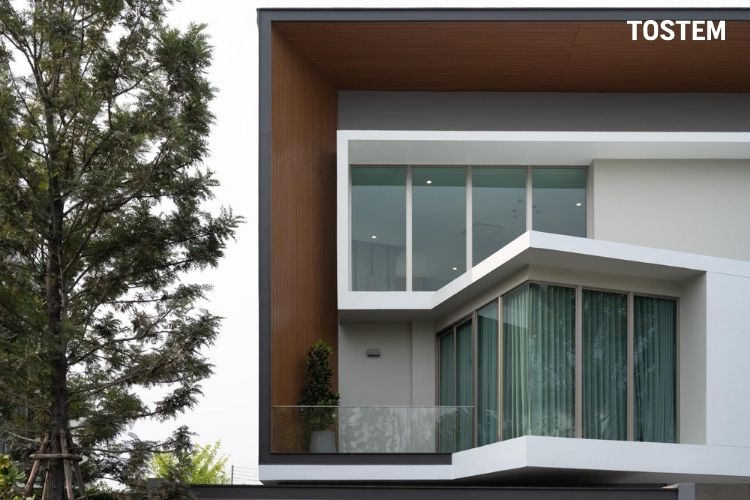 Cửa đi mở trượt nhôm TOSTEM bền bỉ, có khả năng kín nước, chống bão vượt trội