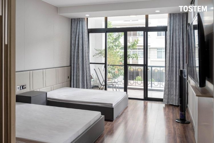 Mẫu cửa đi trượt TOSTEM tạo không gian rộng rãi, đón sáng tự nhiên