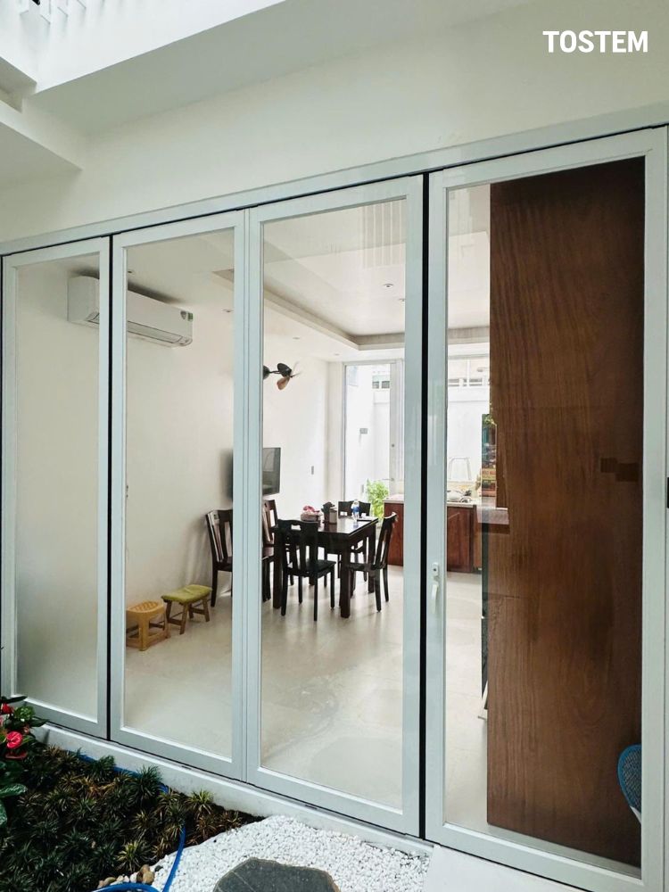 Cửa xếp trượt nhôm kính kín khít, cách âm vượt trội cho không gian sống thư giãn