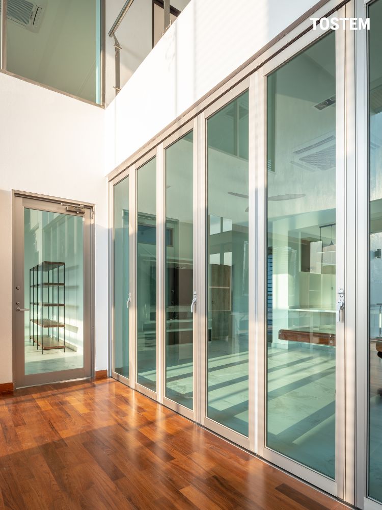 Hệ cửa xếp trượt có khung hợp kim nhôm cao cấp độ dày tiêu chuẩn, vững chãi
