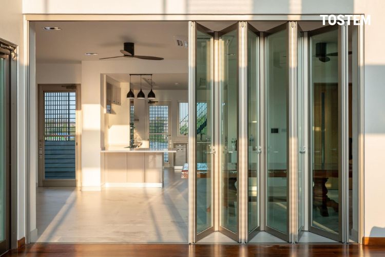 Cửa xếp trượt nhôm kính đẹp, đón sáng tự nhiên