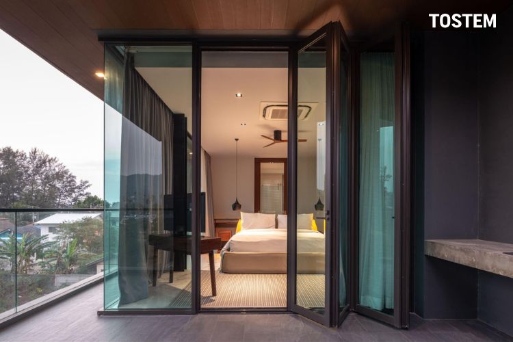 Cửa xếp trượt nhôm kính vận hành nhẹ nhàng, êm ái và hoàn toàn không gây tiếng động