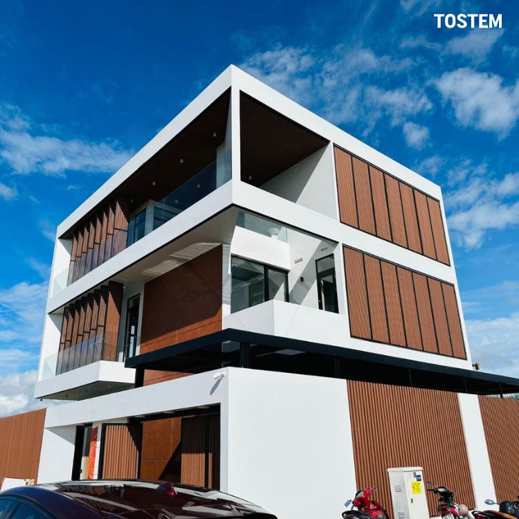 Cửa nhôm biệt thự TOSTEM vững chãi, bền màu trước điều kiện thời tiết khắc nghiệt