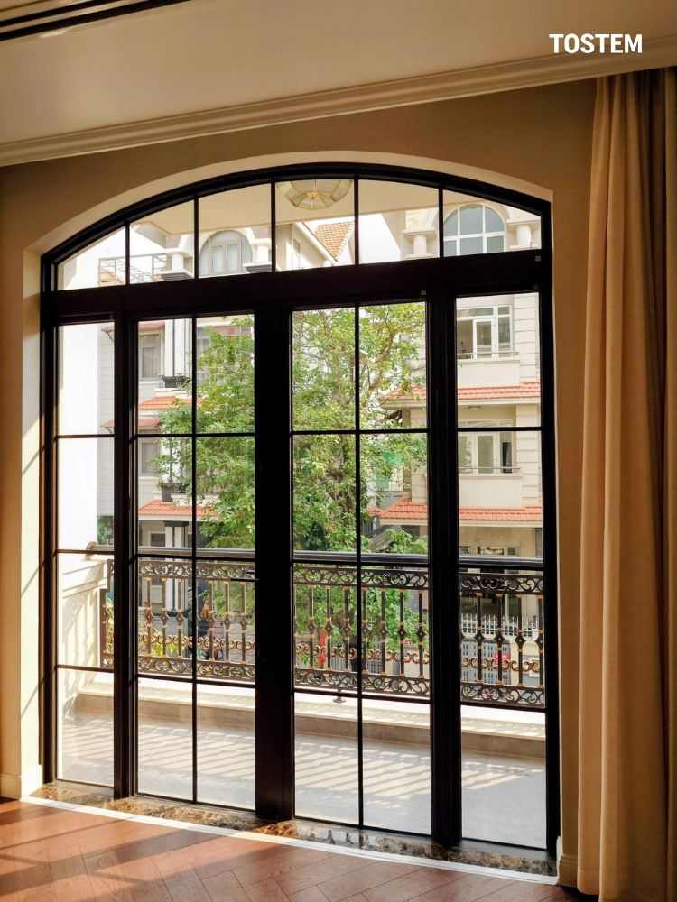 Hệ cửa nhôm 4 cánh TOSTEM sử dụng làm cửa chính, cửa mặt tiền biệt thự, nhà phố hoặc cửa ra ban công