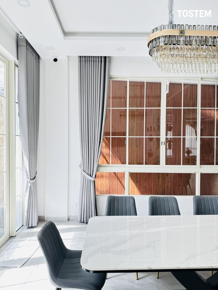 Cửa nhôm chia ô trắng đẹp, thể hiện gu thẩm mỹ tinh tế của gia chủ