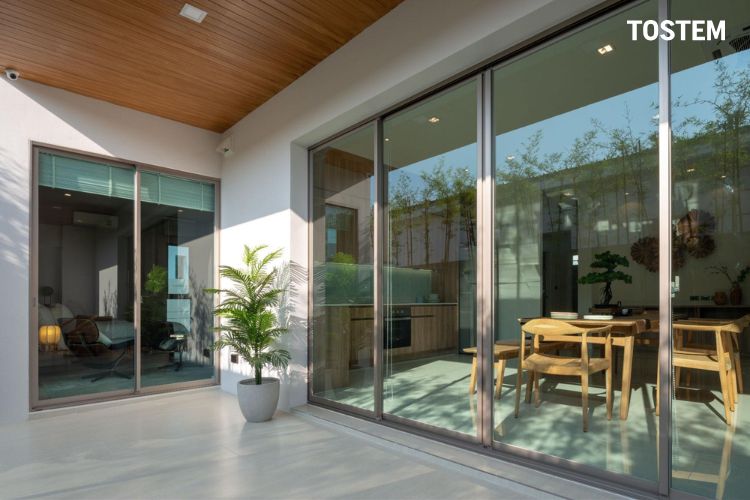 Cửa nhôm TOSTEM với thiết kế khung nhôm bền bỉ, độ kín khít cao chống nóng vượt trội