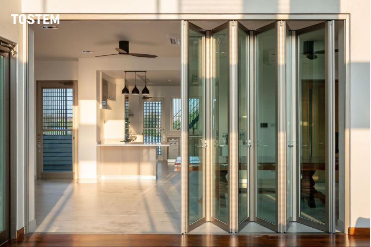 Mẫu cửa đi nhôm xếp trượt đẹp, chống nóng cho nhà hướng Tây hiệu quả