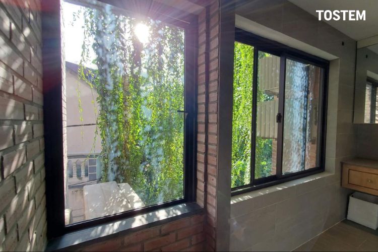 Bố trí cây xanh bên ngoài cửa nhôm kính để tối ưu khả năng chống nóng, thẩm mỹ cho ngôi nhà