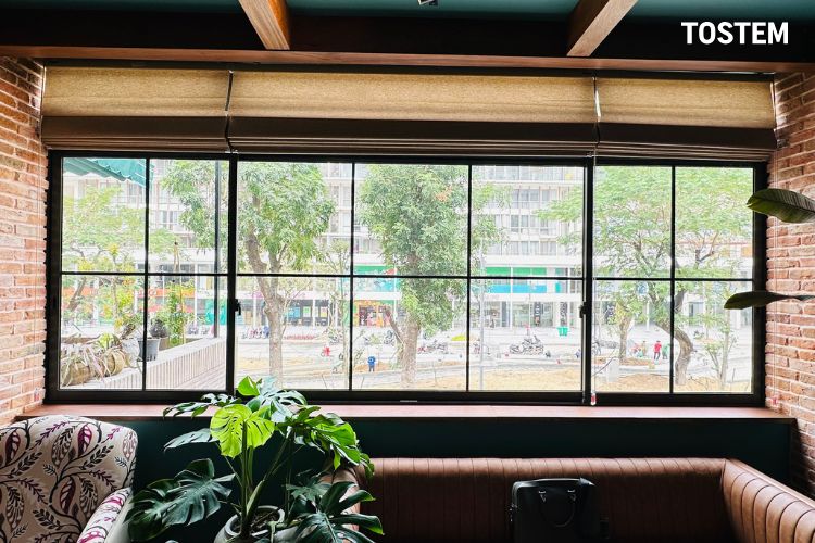 Cửa sổ kính cường lực 3 cánh mở rộng tầm nhìn, đón sáng tự nhiên
