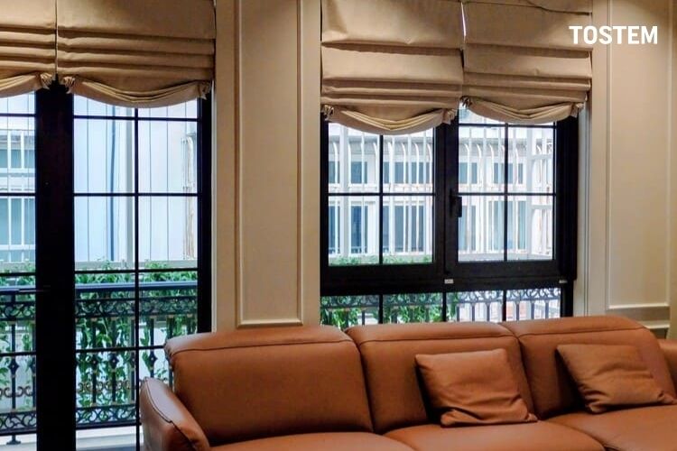 Thiết kế cửa sổ nhôm kính phòng khách trang trí nan nhôm ấn tượng