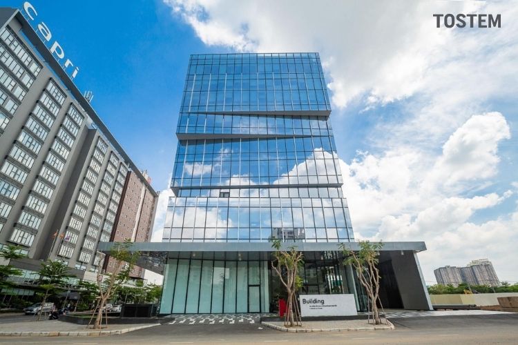 Hệ mặt dựng nhôm kính EZ cao cấp, bền bỉ, tạo mặt tiền sang trọng cho công trình kiến trúc