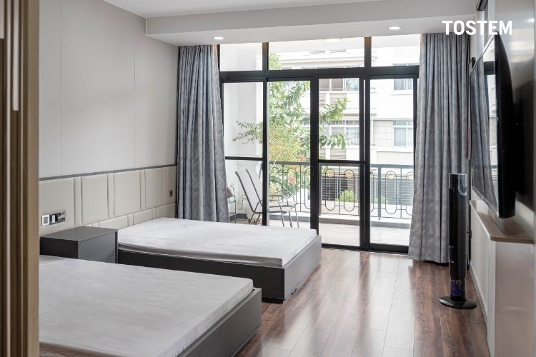 Kết hợp panel kính cố định bên trên nếu lắp đặt tại không gian có trần cao